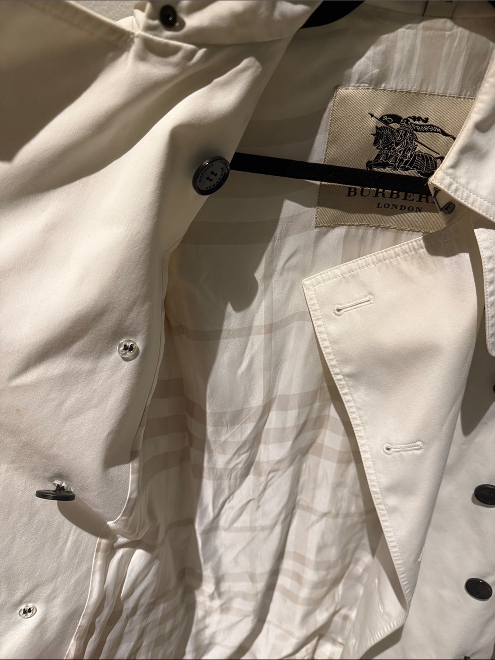 Burberry Cream Double-Breasted Short Trench Coat with Black Buttons - Picture 6 of 8